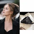 Minimalistische schwarze Dreieck-Haarklammer mit goldenem Metallknopf für Damen - Schwarz