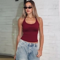Détail d'un haut licou rouge en maille pour femme avec un jean en denim bleu clair - Bordeaux