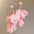 Detalle de pendientes de pétalos de tela rosa con detalles dorados y perla de resina - Pin de Plata Flor (Rosa) / Rosa