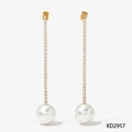 Orecchini lunghi dorati con cristalli di zircone e grandi perle bianche su sfondo bianco - Oro (KD2957)