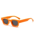 Modische quadratische Sonnenbrille in Hellorange mit schwarzen Gläsern für Damen und Herren - Oranger Rahmen Graue Gläser