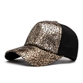 Gorra de béisbol con patrón de mosaico dorado y paneles de malla negra transpirable - Dorado