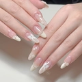 Détail de faux ongles French avec nœuds 3D, perles et forme ovale longue élégante - M / 10 Pièces/Paquet (Fait à la main) / Élégant et Raffiné (BY1987)