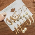 Set di 9 orecchini dorati con perle e strass su un cartoncino da esposizione - Set di Orecchini (E067) / Oro