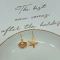 Asymmetric starfish and shell pearl earrings in gold metal with orange enamel accents - Orange