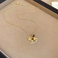 Dettaglio della collana a cavallo a dondolo dorata con pietra marrone in astuccio - 16# Oro - Cavallo Gemma Marrone