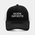 Dettaglio del ricamo bianco GOD'S FAVORITE su un cappello trucker in mesh bianco e nero - Bordo Nero e Bianco