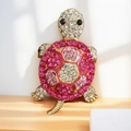 Primo piano dettagliato della graziosa spilla tartaruga con strass, cristalli e oro vintage. - Tartaruga Rosa A Quattro Arti. Dimensioni: 65*41*24 Cm. Peso: 29 G.