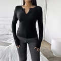 T-shirt Y2K noir à manches longues ajusté avec col en V boutonné pour femmes - S / Noir