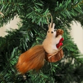 Dettaglio di scoiattolo decorativo per albero di Natale con pelliccia e base in legno - Stile 2 (16.5x5x8.5cm)