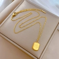 Macro-opname van de gouden rechthoekige hanger met gravure where is love op sieradendoos - Goud (M527)