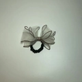 Elegante zwarte organza scrunchie met bruine rand en sprankelend strikdetail van strass - Beige met strass