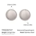 Macro-opname van 3,9 cm bolvormige roestvrijstalen oorbellen met glinsterende stenen - Zilver (YYE023673-P)