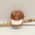 Vue détaillée de la casquette enfant avec ours pilote et broderie spatiale colorée - 52cm (2-5 Ans) / Marron