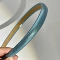 Vista de cerca de una diadema azul brillante con forro interior marrón suave - Azul