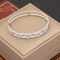 Silberner Armreif mit blauem Emaille-Herz und Kristallen auf einer Geschenkbox - Herz Böser Blick Stil (1#)