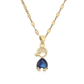 Collana con pendente a cuore blu scuro e cappello dorato in zirconi su sfondo bianco - Blu