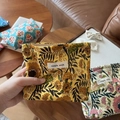 Primer plano de estuche de algodón vintage con estampado floral y etiqueta tejida - Estampado Floral Cúrcuma