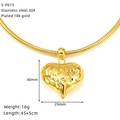 Vue macro d'un pendentif cœur plaqué or 18K avec une finition texture lave originale - Style de Vague Radiale Dense (S-P673)