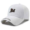 Gorra de béisbol blanca con bordado Bd gótico y detalle de Gram Club lateral - Ajustable / Blanco