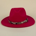 Détail d'un chapeau fedora rouge avec un ruban léopard élégant et une boucle en métal - M (56-58cm) / Rouge
