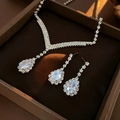Conjunto de joyas de lujo en plata con forma de V, collar y pendientes en estuche - Juego de 2 Piezas de Pendientes y Collar de Gota de Agua Plateada