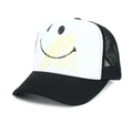 Detail van de witte truckerpet met zwart smileygezicht en gele graffiti-accenten - Eén Maat Verstelbaar (54-60cm) / Zwarte Rand + Wit