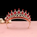Dettaglio corona dorata vintage con gemme rosse a forma di pera e strass scintillanti - Oro KC Rosso