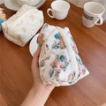 Dettaglio delle borse cosmetiche in cotone trapuntato con fiori vintage e orsetti - Orso Caramella Trapuntato