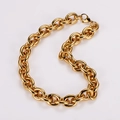 Detalle de un collar de cadena gruesa dorada con un cierre de mosquetón resistente - Collar / Dorado