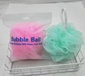 Détail d'éponges de bain en maille rose et verte dans un panier en métal blanc avec cordes - 40g Fleur de Bain de Couleur Mixte