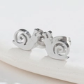 Minimalistische Schnecken-Ohrstecker aus poliertem Edelstahl für einen süßen Naturlook - Silber