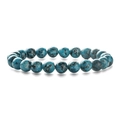 Gros plan de perles en pierre naturelle bleue de 8 à 10 mm avec texture sur bracelet élastique - Pierre de sésame bleue