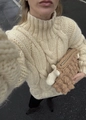 Dettaglio della maglia a trecce e collo alto spesso sul maglione bianco crema - S / Bianco latte