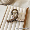 Eleganter bernsteinfarbener Harz-Haarclip mit Champagnerperlen und Strass, 8cm Durchmesser - Karamell 8cm Perle Strass Kette Klammer