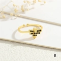 Makroaufnahme Bienenring mit schwarzen Zirkonia auf vergoldetem verstellbarem Band - Schwarzer Zirkonia Bienenstil (RG0732-B)