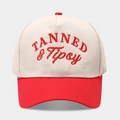 Detalle de gorra de béisbol roja y crema con el texto bordado TANNED & Tipsy frontal - Beis/Rojo