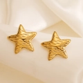 Minimalistische 18K vergoldete Seestern-Ohrstecker auf elegantem weißem Seidenstoff - Goldener Pentagramm-Seestern