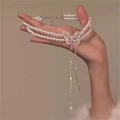 Gros plan d'un collier ras du cou en perles double rang avec pendentif papillon brillant - Argent-Papillon