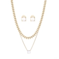 Detail der goldfarbenen zweilagigen Halskette und passender Ohrringe mit Edelstein - Weißes Zirkonia 2-teiliges Set