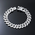 Gros plan d'un bracelet gourmette argenté poli avec fermoir boîte sur fond réfléchissant - 8 pouces / Argent (Bracelet)