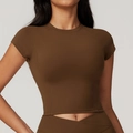 Haut de sport court pour femme en marron foncé, t-shirt de yoga moulant à séchage rapide - S / Café au Lait