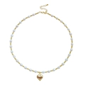 Collier élégant en perles d'eau douce avec pendentif cœur doré sur fond blanc pur - Style Coeur Perle / Blanc & Or