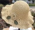 Handgefertigter beiger Strohhut mit eleganter Häkelblume und breiter Krempe für Damen - M / Gebrochenes Weiß