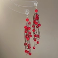 Detalle de pendientes largos con borlas de cuentas rojas y piedras principales claras - Estilo Vintage Rojo Corazón Borla