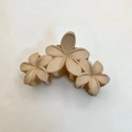 Elegante pinza de pelo beige con diseño de tres flores mate para peinados de mujer - Flor De Frangipani Escarchada Continua Color Café Con Leche [aprox. 11 Cm]