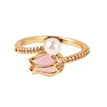 Vista detallada de un anillo tulipán con ojo de gato rosa, perla blanca y pavé de diamantes - Estilo Flor de Tulipán