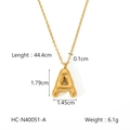 Dettaglio del ciondolo lettera A dorata con dimensioni e specifiche tecniche esatte - Lettera A (HC-N40051-A)