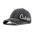 Dunkelgraue Baseballkappe aus gewaschenem Denim mit Colorful-Stickerei und Fransenrand - Buchstabe Schwarz