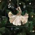 Pendaglio natalizio a foglia di ginkgo dorata con texture fine sull'albero - Ginkgo
